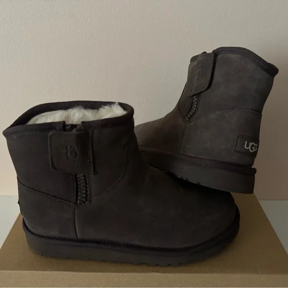 UGG Adri Classic Mini Suede Fur Lined Zip Boot. Boy. Girl. Unisex. Size: 4 - Picture 2 of 12
